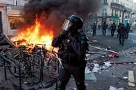 【仏デモ】高校生による学校封鎖を「暴動に変えた」覆面集団は何者か…「棚ぼた」で得した存在も