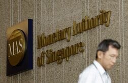 シンガポール中銀が予想外の引き締め、インフレ懸念で