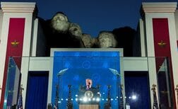 トランプ氏、ラシュモア山で演説　「共産主義の脅威」と移民結びつけ