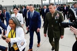 米軍司令官、キューバ軍高官と異例の会談　グアンタナモ基地で