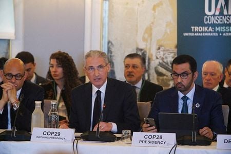 　９月１７日、１１月に開催される国連気候変動枠組み条約第２９回締約国会議（ＣＯＰ２９）の議長国アゼルバイジャンは、主要議題となる気候資金に関する新規目標の設定の達成に向けた計画を示した写真は３月、デンマーク・減る新ゲルで発言するCOP２９議長国アゼルバイジャンのムフタル・ババエフ環境天然資源相ら（２０２４年　ロイター/Ali Withers）