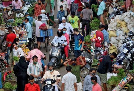 インドでは過去２４時間の新型コロナウイルス新規感染者が２６万３５３３人に上り、累計感染者が２５００万人を突破した。写真はムンバイの野菜市場。１１日撮影（２０２１年　ロイター/Niharika Kulkarni）