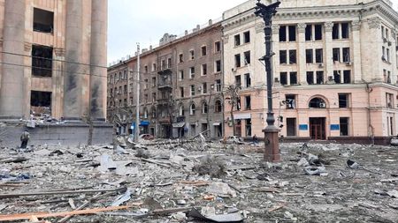 　３月１日、ウクライナ第２の都市ハリコフの地方行政官は、市の中心部がロシアのミサイル攻撃を受け、住宅地や地方庁舎に被害が出たことを明らかにした。写真は地方庁舎前。提供写真（２０２２年　ロイター/Ukrainian State Emergency Service）