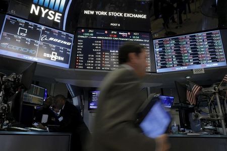 　２月１９日、米国株式市場はまちまちで取引を終えた。写真はニューヨーク証券取引所で同日撮影（２０１６年　ロイター／Brendan McDermid）