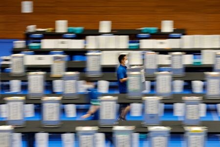 　第２６回参議院選挙が７月１０日夜に締め切られ、ＮＨＫや読売新聞など国内メディアの出口調査によると、与党の自民・公明両党が改選過半数の議席獲得を確実にした。 都内の開票所で撮影（２０２２年　ロイター/Issei Kato）