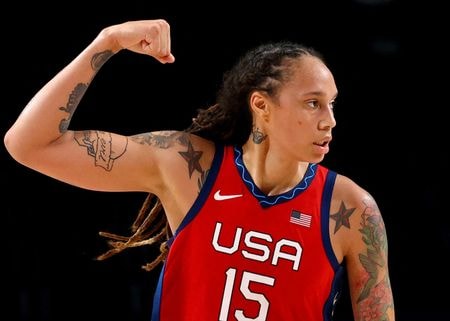 米国のバイデン大統領は８日、ロシアで服役中だった米女子プロバスケットボールリーグ（ＷＮＢＡ）のブリトニー・グライナー選手（３２）が囚人交換で釈放されたと発表した。２０２１年８月撮影（２０２２年　ロイター/Brian Snyder//File Photo）