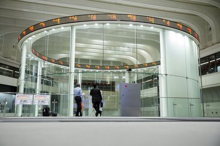 　６月２４日、日経平均が１８年ぶりの高値を付けたが、２０００年のＩＴバブル時と異なるのは企業業績の裏付けがあることだ。東京証券取引所で１１日撮影（２０１５年　ロイター/THOMAS PETER）