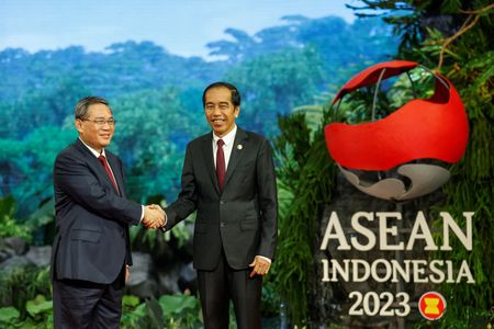 中国の李強首相（左）は、グリーンエネルギー、デジタル経済、生物医学、人工知能（ＡＩ）を含むさまざまな分野でインドネシアと協力拡大に取り組みたい意向を表明した。６日撮影（２０２３年　ロイター/MAST IRHAM）