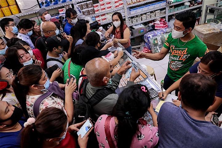 新型コロナウイルスの感染者が出たフィリピンでは、薬局にマスクを求める人びとが押し寄せた。 Eloisa Lopez  - REUTERS