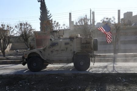 写真は道路を走行する米軍車両。1月16日、シリアのデイル・ヘイファーで撮影。REUTERS/Orhan Qereman
