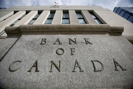 ５月３日、カナダ銀行（中央銀行）は供給を大幅に上回る国内需要を放任すれば、すでに３１年ぶりの高水準に達しているインフレが一段と加速する恐れがあるとの認識を示した。写真は２０１７年５月、オタワのカナダ銀行（２０２２年　ロイター／Chris Wattie）
