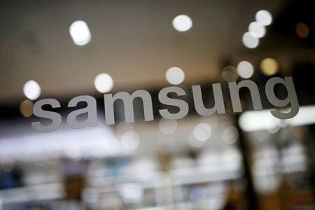 調査会社カナリスによると、第１・四半期のスマートフォンの世界出荷台数は、韓国のサムスン電子が７６５０万台でシェア２２％を獲得し、米アップルから首位の座を奪った。写真はサムスンのロゴ。ソウルで２０１６年４月撮影（２０２１年　ロイター／Kim Hong-Ji）