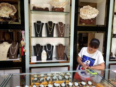 　６月２８日、絶滅の危機にあるオオシャコガイでできた装飾品は中国で縁起が良いとされており、誰もが欲しがるぜいたく品となっている。だがそれは、南シナ海の生態系を大量破壊するトレンドでもある。写真は、海南省にある町Tanmenの手工芸品店。５月撮影（２０１６年　ロイター/Farah Master）