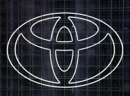 １２月１６日、トヨタ自動車は、２タイプある新車の月額定額利用サービス「ＫＩＮＴＯ（キント）」の新たな施策を発表した。写真はトヨタのロゴ。東京モーターショーで１０月撮影（２０１９年　ロイター/Soe Zeya Tun）