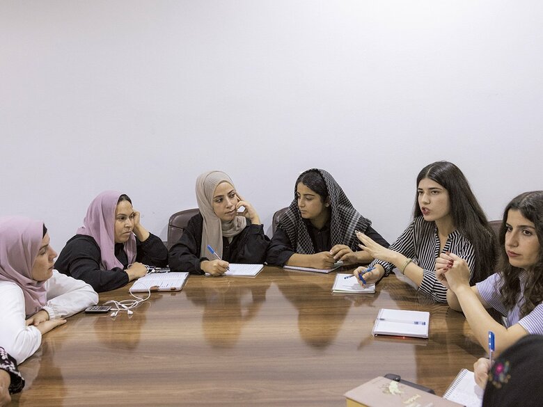 シリア北・東部環境アカデミーで議論する女性たち。「生態系がテーマの15日間の研修中で、私たちは女性だけの環境保護グループをつくろうとしている。本当は森へ行きたいが空爆が怖いので町にいる」と、責任者のアムデは言う