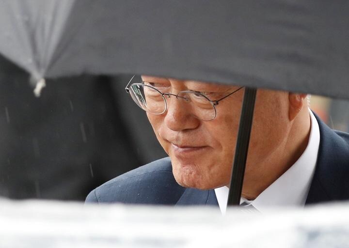 最低賃金は引き上げれば経済は活性化する、というのが文在寅の持論だったが、韓国経済は雨模様　Jorge Silva-REUTERS