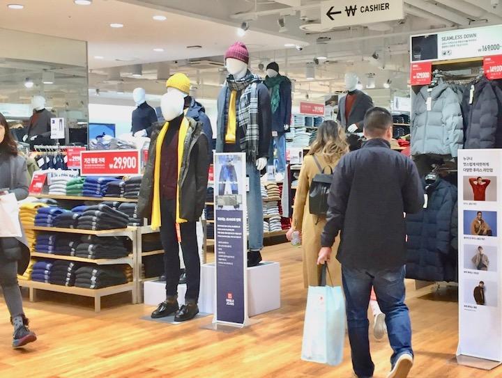 消費者が戻りはじめている韓国ユニクロ  撮影：佐々木和義