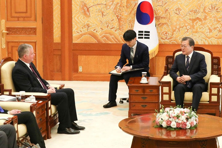 韓国の文大統領は、訪韓中のビーガン北朝鮮担当特別代表に北との和平推進を要請した（12月16日）　Yonhap/REUTERS