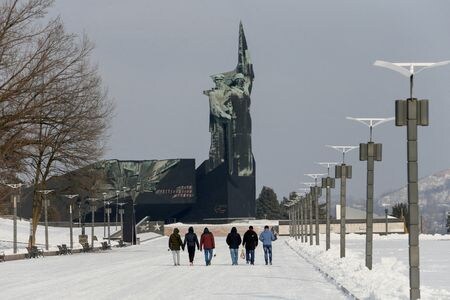 　２月１９日、ウクライナ東部の親ロシア派勢力は、ウクライナが親ロシア派の支配地域を武力で奪還しようと計画していたと発表した。写真はウクライナのドネツクにあるモニュメント。１月２７日撮影（２０２２年　ロイター/Alexander Ermochenko）