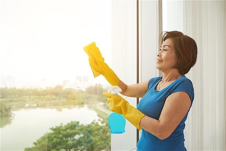 住み込みでメイドを雇えば、家事の問題はすべて解決できるのだろうか？ DragonImages-iStock photo