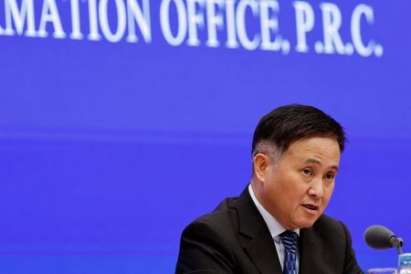 中国人民銀行の潘功勝総裁は、米国が関税を「乱用」し、世界の金融安定を脅かしていると批判した。昨年９月、北京で撮影（２０２５年　ロイター/Tingshu Wang）
