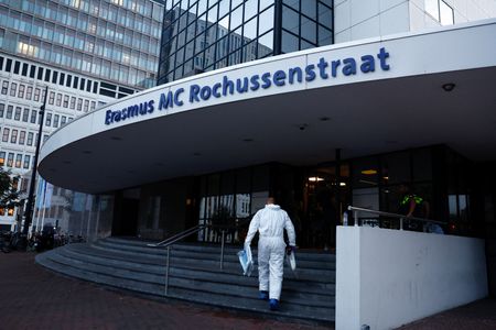 　９月２８日、オランダのロッテルダムで男が大学病院などで銃を発砲し、１４歳の少女を含む３人が死亡した。写真は容疑者が逮捕された後、医療センターの中に入る鑑識官（２０２３年　ロイター／Piroschka van de Wouw）