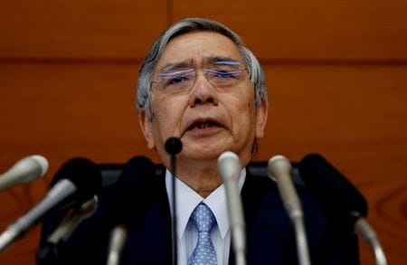 日銀が昨年１２月に開催した金融政策決定会合で、上場投資信託（ＥＴＦ）などの買い入れを巡り、複数の委員から、当面は積極的な買い入れを維持するものの「市場機能への影響や日銀の財務安定性にも配意し、市場の状況に応じた柔軟な調整の余地を探るべきだ」との意見が出されていたことが分かった。写真は2019年7月30日に会見する黒田総裁。（2021年　ロイター／Kim Kyung-Hoon）