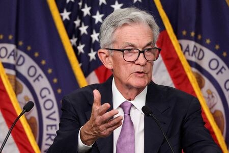 パウエル米連邦準備理事会（ＦＲＢ）議長は３０日、経済が概ね予想通りに発展すれば、政策は時間の経過とともにより中立的な姿勢へと移行するとの見解を示した。１８日撮影（２０２４年　ロイター/Tom Brenner/File Photo）