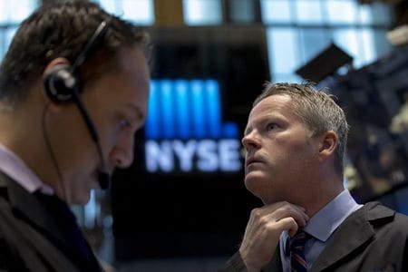 　５月１２日、米国株式市場は続落。米利上げ見通しをめぐる懸念に加え、最近みられる世界的な債券利回り上昇への警戒感が強まった。ニューヨーク証券取引所で撮影（２０１５年　ロイター/Brendan McDermid）
