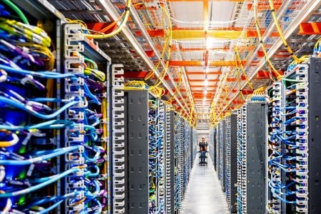写真はアマゾンのデータセンター。2025年10月、米インディアナ州ニューカーライルで撮影。AWS提供。Reuters