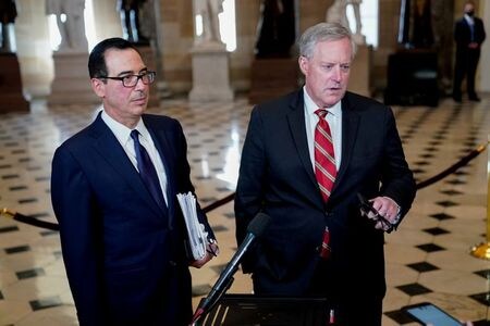 米政権と民主党指導部は５日も新型コロナウイルス追加経済対策法案を巡る協議を継続した。だが週末の合意期限が迫る中で双方とも主張を先鋭化させており、合意する兆しは見られない。写真はムニューシン財務長官（左）とメドウズ大統領首席補佐官。７月撮影（２０２０年　ロイター/Erin Scott）