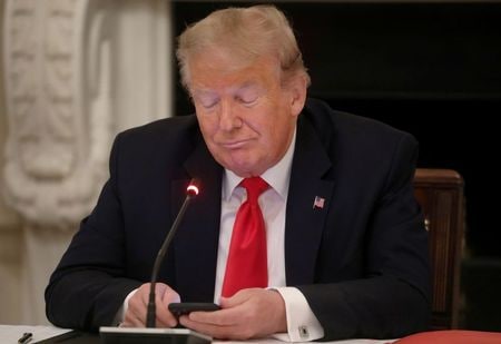 トランプ米大統領は２２日、新型コロナウイルス危機を受けた経済対策として、国民への現金給付第２弾を支持すると述べた。ホワイトハウスで１８日撮影（２０１９年　ロイター/LEAH MILLIS）