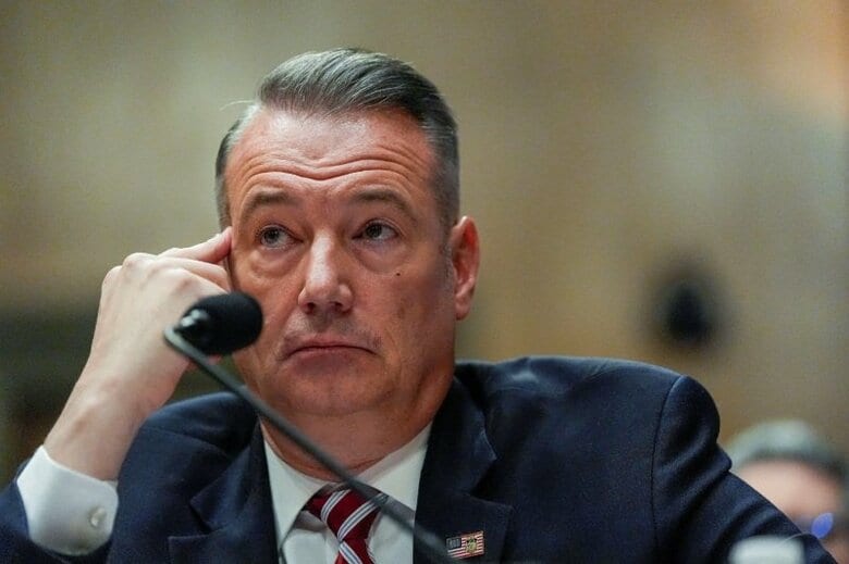 米移民・税関捜査局（ICE）のライオンズ局長代行米国移民税関執行局。2月12日、ワシントンで撮影。REUTERS/Kent Nishimura