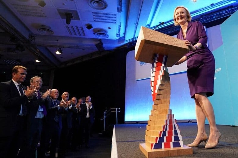 英与党保守党は9月5日、ジョンソン首相の後任となる新党首にエリザベス・トラス外相を選出した。トラス氏が率いる新政権は物価高騰に伴う国民の生活費増大や労働紛争といった内政面の大きな課題を突き付けられている。同日、ロンドンで代表撮影（2022年　ロイター）