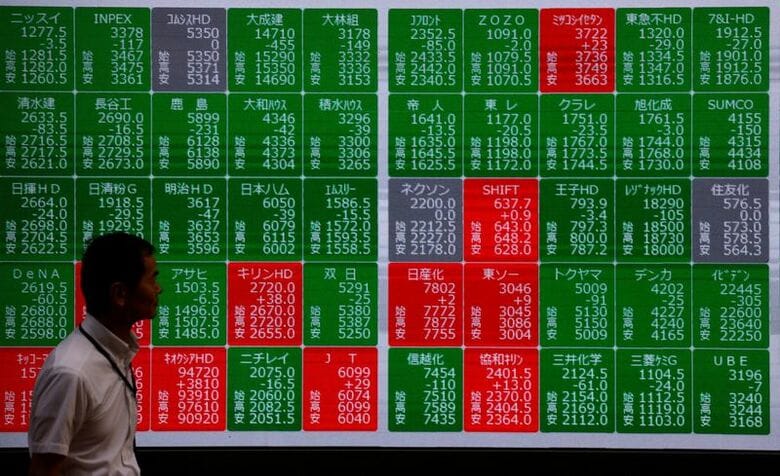 16日、東京の証券会社の前の株価ボード　REUTERS/Manami Yamada