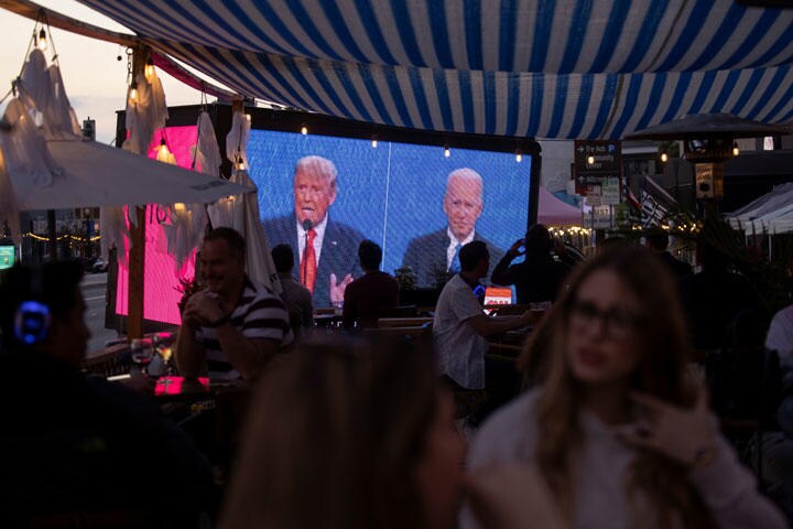 選挙戦最終盤への影響は限定的と見られる（サンディエゴの飲食店のモニターに映し出された討論会の様子）　Mike Blake-REUTERS