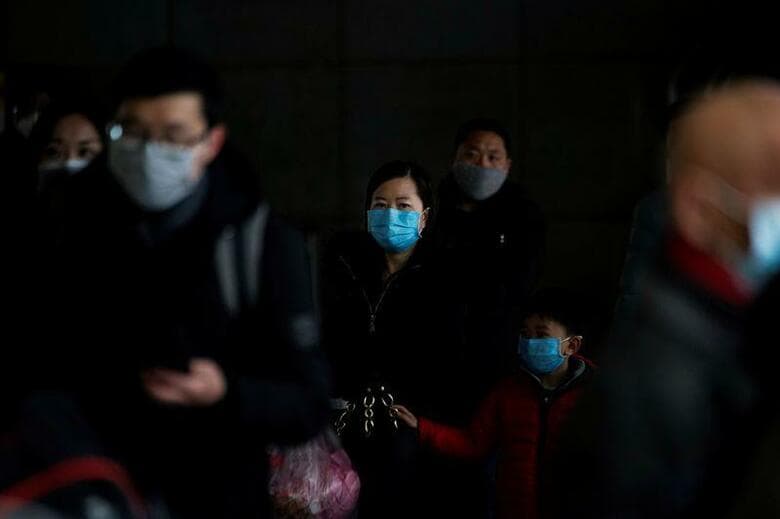 中国国家衛生健康委員会は、新型コロナウイルスによる中国本土の死者が9日時点で前日から97人増え、908人に達したと発表した。写真は上海の鉄道駅でマスクを着用する人々。8日撮影（2020年　ロイター/Aly Song）