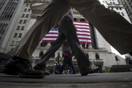 ４月１０日、３月の米卸売物価指数は前月比０．３％上昇と、市場予想の０．１％上昇を上回った。写真は２０１５年９月、ニューヨーク証券取引所前で撮影（２０１８年　ロイター／Carlo Allegri）