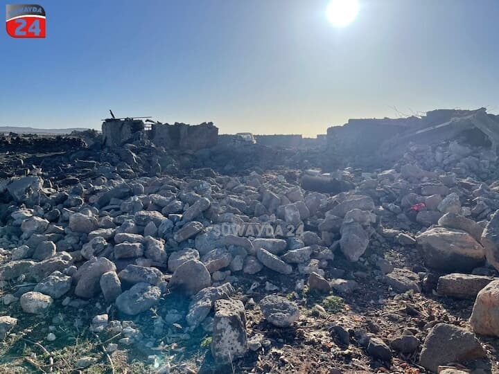 ヨルダンは、昨年末から3度にわたってシリア南部に対して爆撃を行ってきた。ウルマーン村の爆撃跡（Facebook（@Suwayda24）、2024年1月18日）