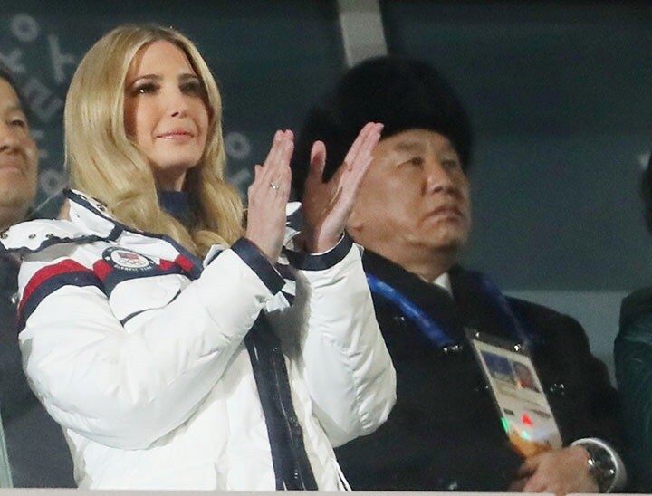 平昌オリンピックの閉会式に出席したイヴァンカ（左）と北朝鮮の金英哲（キム・ヨンチョル）朝鮮労働党副委員長