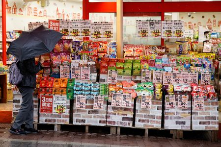 ９月２２日、総務省によると、８月の全国消費者物価指数（生鮮食品を除く、コアＣＰＩ）は前年同月比プラス３．１％となった。写真は都内の商店で３月撮影（２０２３年　ロイター/Androniki Christodoulou）
