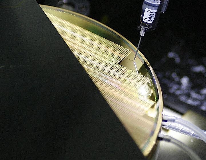 世耕弘成経済産業相は9日の閣議後会見で、韓国の文在寅大統領が日本の輸出規制撤回を求めたことに関し、現時点で撤回の考えがないことをあらためて示した。写真は韓国の港湾都市平沢の半導体工場で2008年3月撮影（2019年　ロイター/Lee Jae-Won）