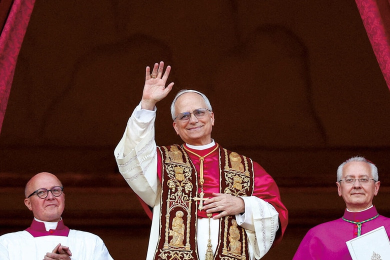 サンピエトロ大聖堂のバルコニーで挨拶をするレオ14世　GUGLIELMO MANGIAPANEｰREUTERS