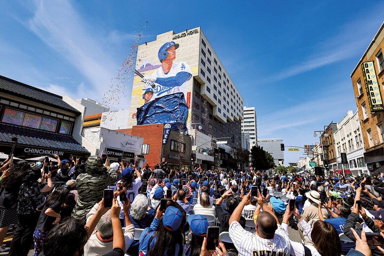 新チームでの開幕戦を前に、ロサンゼルスのリトルトーキョーにあるホテルの側面に描かれた大谷の巨大壁画　MIKE BLAKEｰREUTERS