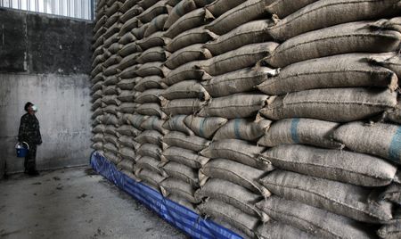 タイ商務省が２６日発表した６月の貿易統計によると、輸出が前年比０．３％減少し、ロイターがまとめたアナリスト予想（２．６％増）を下回った。農産物と食品の輸出が鈍化し、３カ月ぶりのマイナスとなった。写真は倉庫に積まれたコメ。アユタヤで２０１４年７月に撮影（２０２４年　ロイター/Chaiwat Subprasom）