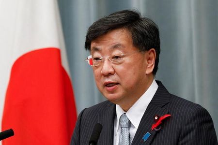 ３月１７日、松野博一官房長官（写真）は福島県沖で発生した地震を受けて会見し、東北電力女川原子力発電所と東京電力福島第２発電所は異常が確認されていないとし、福島第１原発については確認中だと述べた。都内で２０２１年１０月撮影（２０２２年　ロイター／Kim Kyung-Hoon）