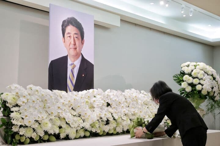 安倍元首相の遺影に花を手向ける台湾の蔡英文総統（7月11日）　Taiwan Presidential Office/Handout via REUTERS