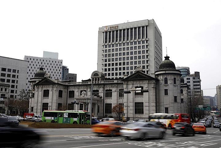 韓国銀行（中央銀行、写真）は、日本の輸出規制は関税引き上げよりも国内経済への打撃が大きくなる可能性があると警告した。写真はソウルで2016年3月撮影（2019年　ロイター／Kim Hong-Ji）