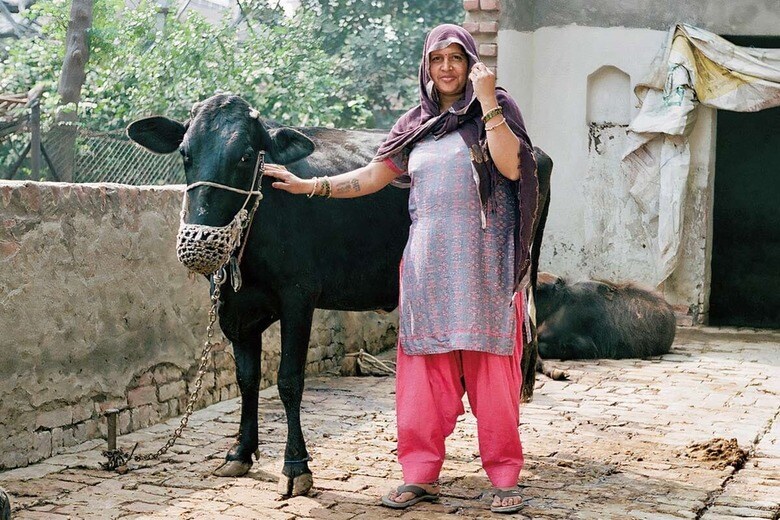 五常のローンで水牛を買ったインドの畜産業の女性　COURTESY OF TAEJUN SHIN
