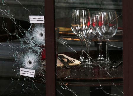 　１１月１４日、フランスの首都パリで１３日夜に銃撃や爆弾によるレストラン、コンサートホール、スタジアムなどへの複数の襲撃が市内各地でほぼ同時に発生した。写真は襲撃を受けた飲食店（２０１５年　ロイター/Pascal Rossignol）